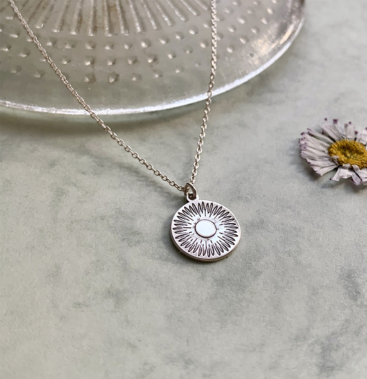 wisiory Daisy - Naszyjnik medalion- Stokrotka