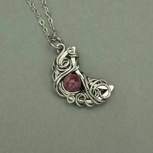 wisiory Wisiorek księżyc różowy turmalin wire wrapping