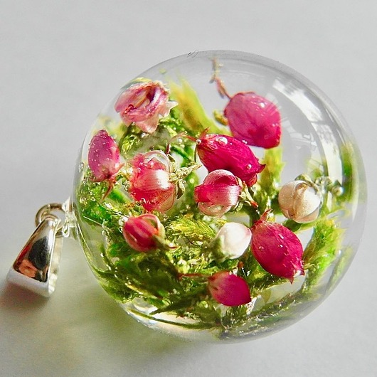 Wisiorek z wrzosem na soczystym mchu Grol Jewellery