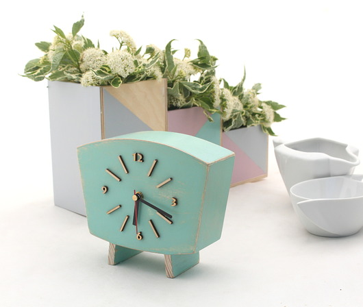 Pastelowy miętowy zegarek Sixty Clock Wood Studio