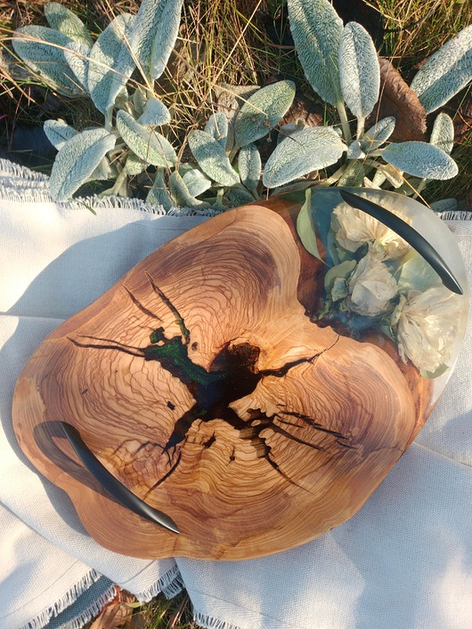 deski do krojenia i tace Deska do serwowania z drewnem oliwnym i żywicą