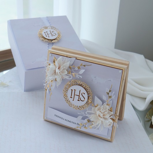 kartki na komunię Kartka komunijna w drewnianym pudełku dla chłopca i dziewczynki