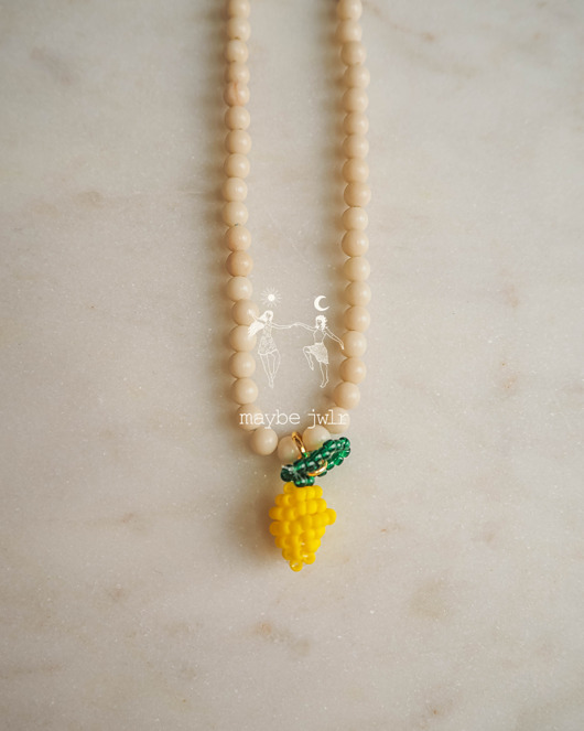 chokery Naszyjnik z jasnych kamieni rzecznych z cytrynką