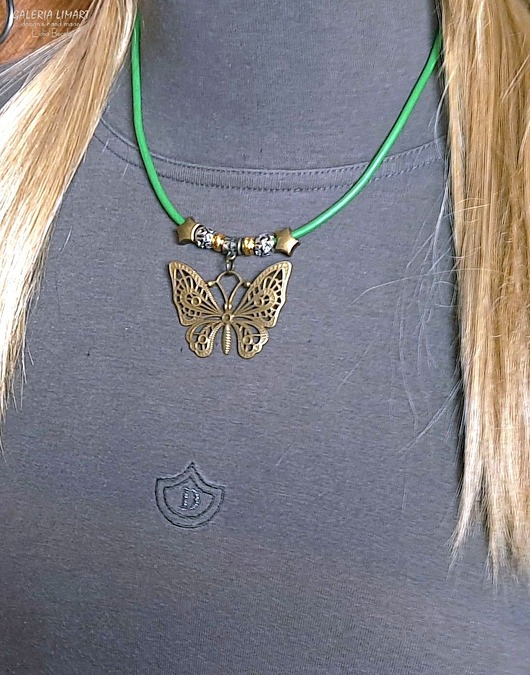 naszyjniki - inne Motyl uosobienie beztroski radości przemian w uroczym naszyjniku handmade GIFT
