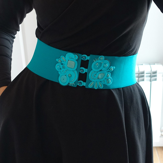 Szeroki , elastyczny pasek z klamrą sutasz Mró Soutache
