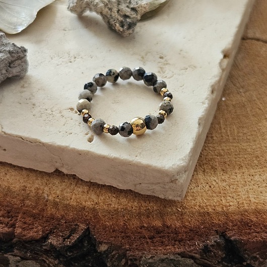 pierścionki elastyczne Elastyczny pierścionek ze jaspisem dalmatyńskim i bronzytem