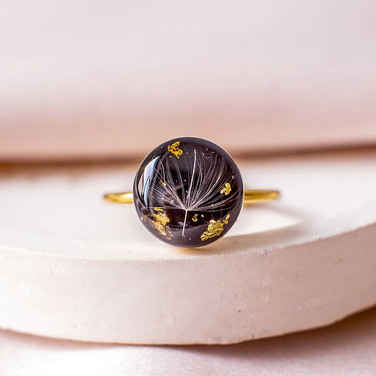 pierścionek z żywicy Pierścionek z  rzęsek dmuchawca