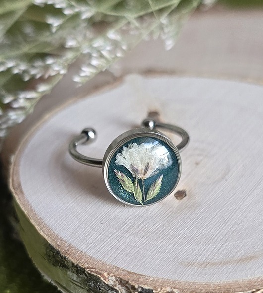 pierścionek z żywicy Pierścionek z zielonym oczkiem i kwiatem gipsówki srebrny