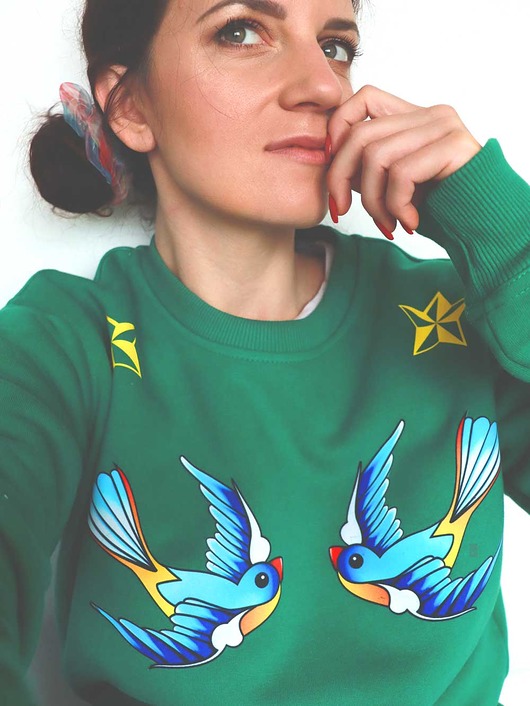 bluza bez kaptura damska Zielona bluza damska bez kaptura z jaskółkami