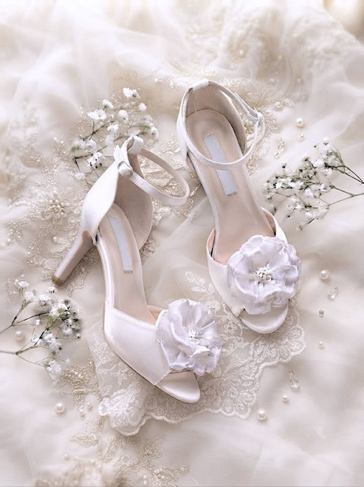 czółenka damskie Białe szpilki ślubne z kwiatem - Flower Venus, buty ślubne