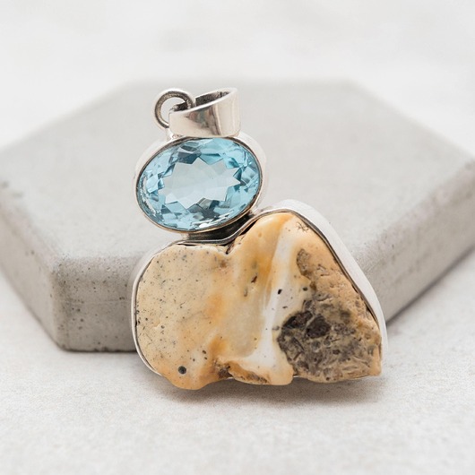 wisiory Elegancki naszyjnik z bursztynu batyckiego i niebieskiego topazu