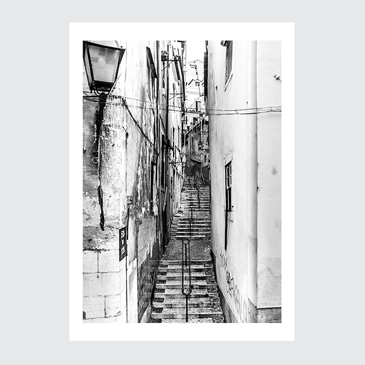 Plakat Lizbona – uliczka w Alfamie Poster Gallery Wall
