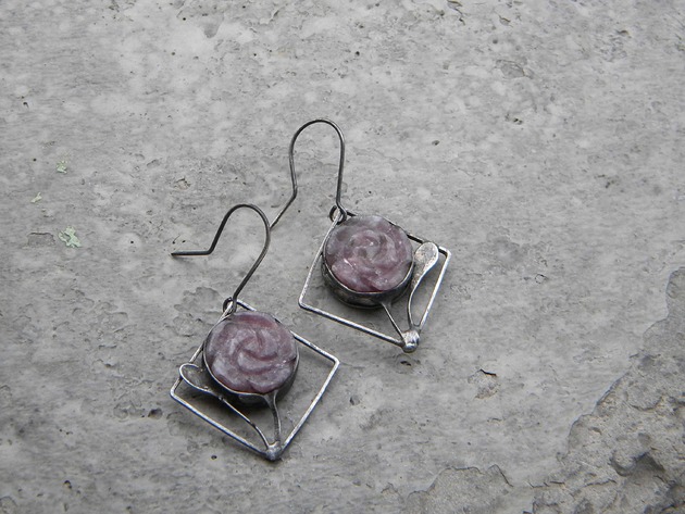 kolczyki wire wrapping Lepidolit - kwiaty  -  romby    -  kolczyki