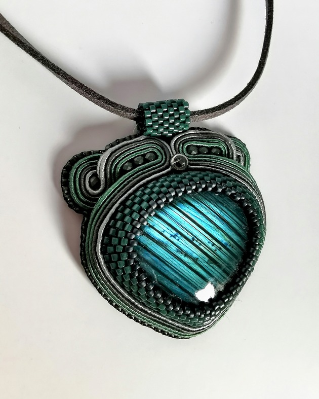 wisiory Amulet z labradorytem