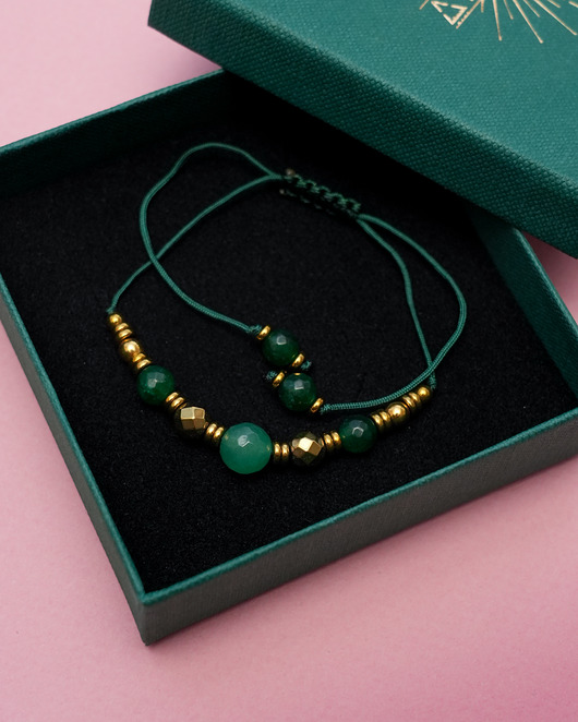 bransoletki z kamieni naturalnych Bansoletka z zielonymi jadeitami na sznureczku II