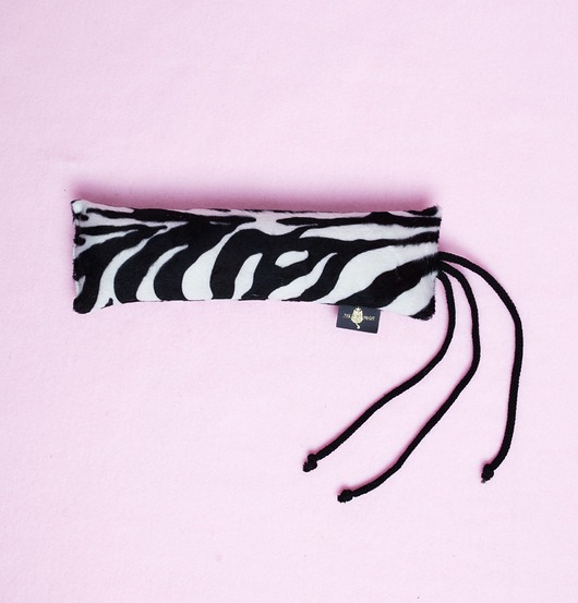 Zabawki dla zwierząt Zabawka dla kota kopacz kick & hug ze sznureczkami i kocimiętką ZEBRA BIAŁA