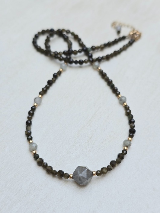 złote naszyjniki Delikatny Czoker Naszyjnik z Oliwinem i Labradorytem