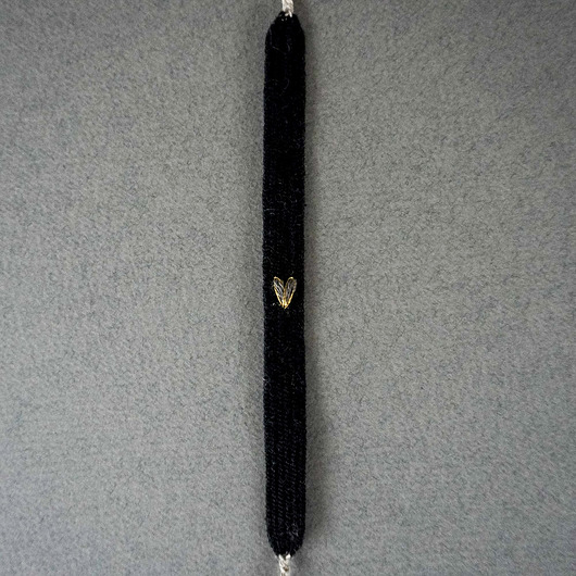 bransoletki srebrne Czarna bransoletka z haftowanym serduszkiem, wiązna