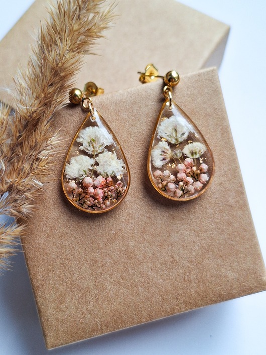 kolczyki szklane Kolczyki łezka z kwiatami białej gipsówki I ozothumnusem