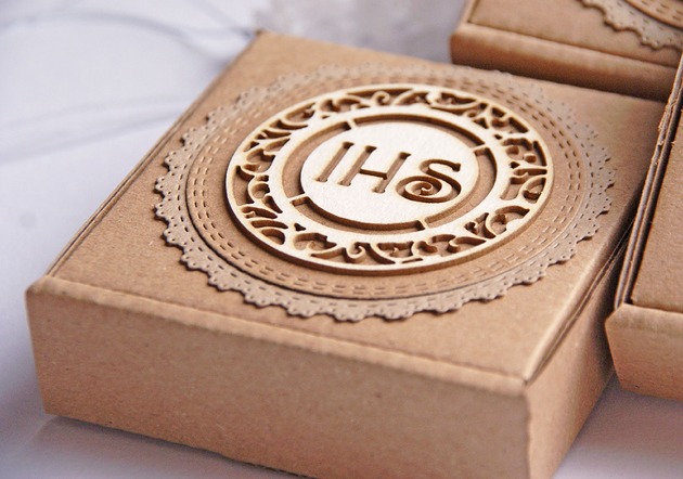 komunia - pozostałe Ręcznie zdobione pudełeczko IHS