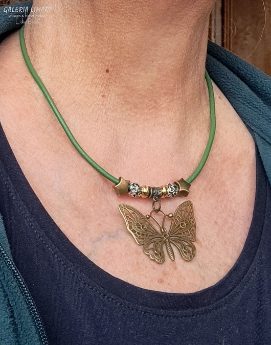 naszyjniki - inne Motyl uosobienie beztroski radości przemian w uroczym naszyjniku handmade GIFT