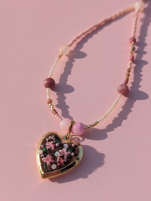 naszyjniki - inne Naszyjnik z haftem ręcznym i kamieniami naturalnymi