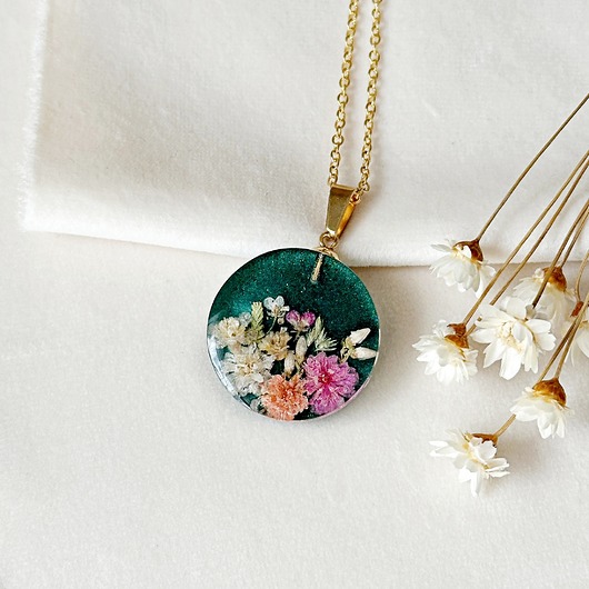 naszyjniki - inne Zielony naszyjnik z kwiatami