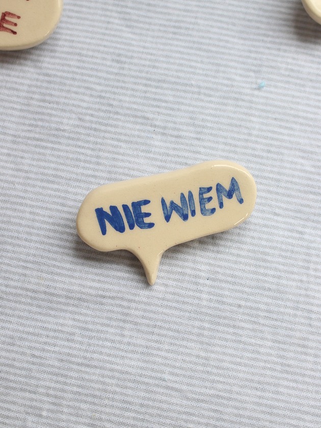 broszki Broszka ceramiczna z napisem NIE WIEM