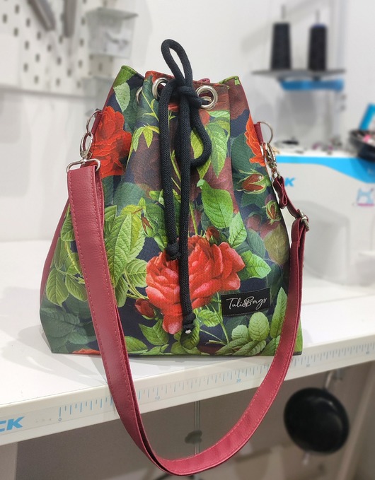 torby na ramię Bordowa torebka bucket bag w róże