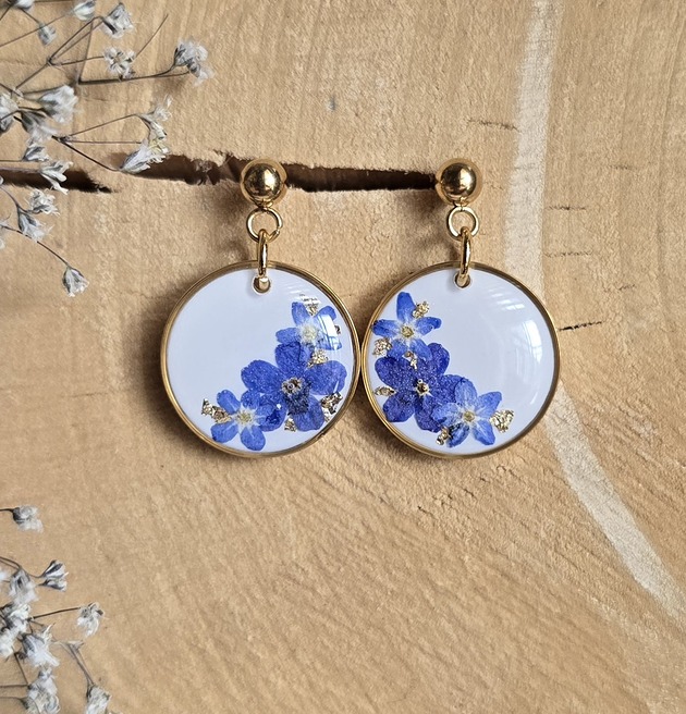 kolczyki z żywicy Kolczyki z kwiatami niezapominajkami złote