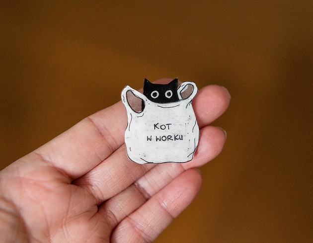 przypinki Przypinka kot w worku