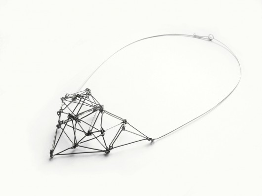 Krótki geometryczny naszyjnik ze stali mosko