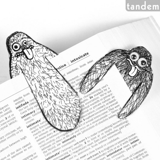 dwa włochate mole książkowe z jęzorami tandem