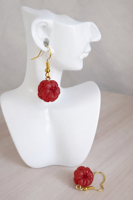 kolczyki z masy plastycznej Kolczyki z zimowymi malinami. Handmade z polimerowej gliny