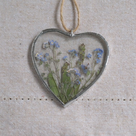 Ozdoby na ścianę Serce witrażowe z suszonymi niezapominajkami 7,5 cm