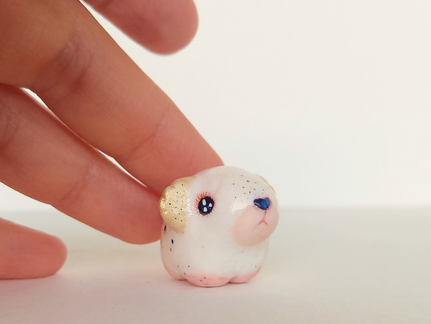 figurki i rzeźby Miniaturowa figurka Biały Stworek ze złotymi uszami