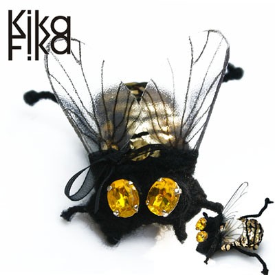 elagancka mucha BZZZzzz Kika Fika