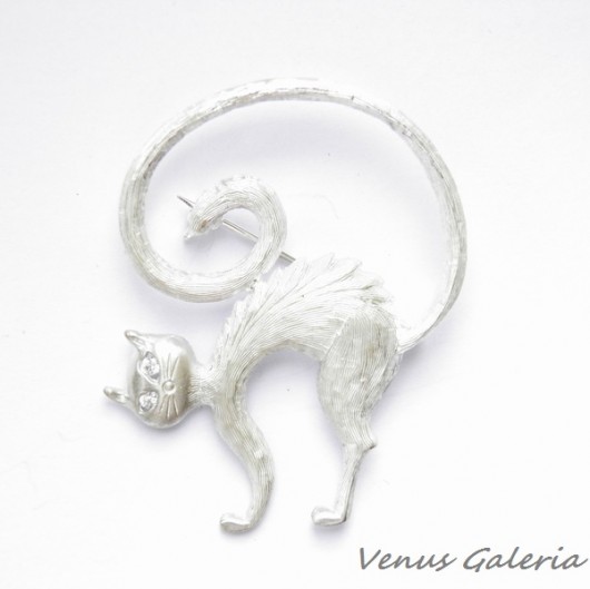 Broszka srebrna- Kot Teofil biały VENUS GALERIA