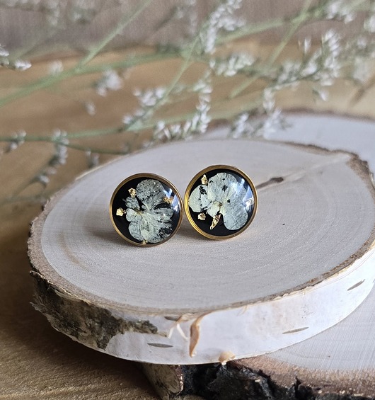 kolczyki z żywicy Kolczyki z kwiatami złote kwiaty czarne dzika marchew