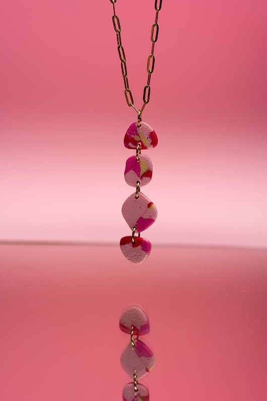 naszyjniki - inne Efektowny naszyjnik z zawieszką w orgainicznym kształcie