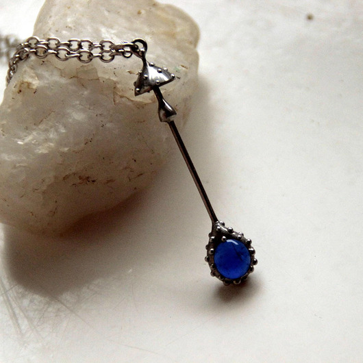 wisiory Mały wisiorek z muchomorem z niebieskim szkłem dla miłośnika natury