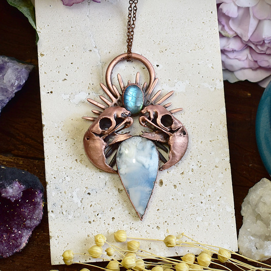 wisiory Wiktoriański miedziany wisiorek z czaszkami papug - dublet agat i labradoryt