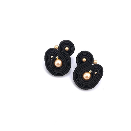 kolczyki soutache Largo czarno złote małe kolczyki sztyfty sutasz z perłami Preciosa