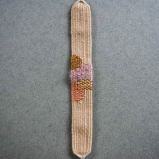 bransoletki na sznurku Bransoletka wykonana na krośnie, wiązana na supełek