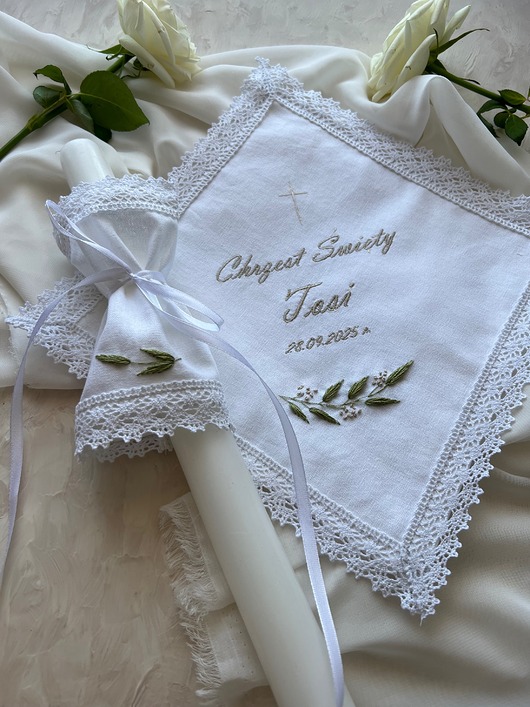 szatki, ubranie na chrzest Haftowana szatka z okazji Chrztu świętego