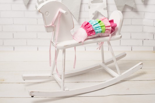 Drewniany Konik na biegunach Pobielony Przetarty LalaShop