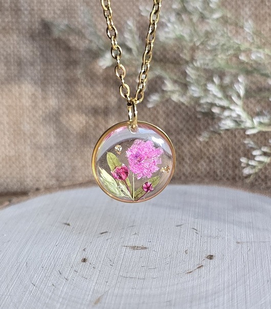 wisiory Łąka kwiatowa różowa zawieszka złoty wisiorek kwiaty żywica