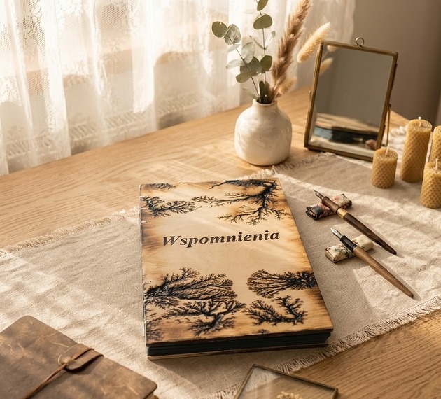 księgi gości i albumy ślubne Drewniana księga okolicznościowa