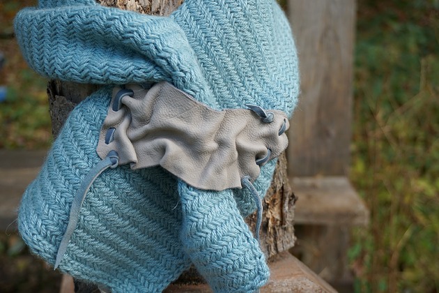 szale damskie Ręcznie dziergany jasnoniebieski szal z wełny merino ze skórzanym detalem