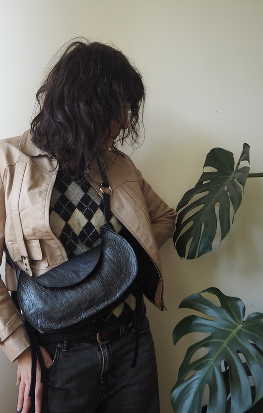 torby na ramię Skórzana czarna torebka rogalik z recyklingu krokodyl